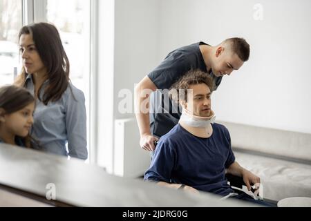 Menschen an der Rezeption des Rehabilitationszentrums oder der Traumaklinik Stockfoto