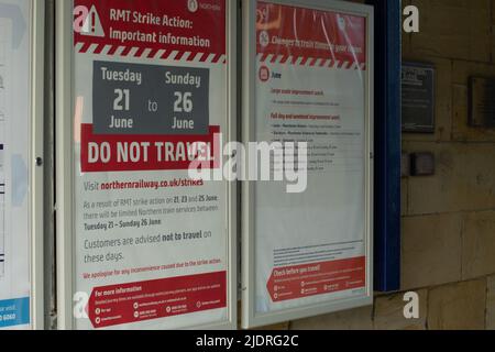 Zeichen mit Text nicht reisen. Whitby Railway Station am ersten Tag des nationalen RMT-Streiks. Yorkshire UK Stockfoto