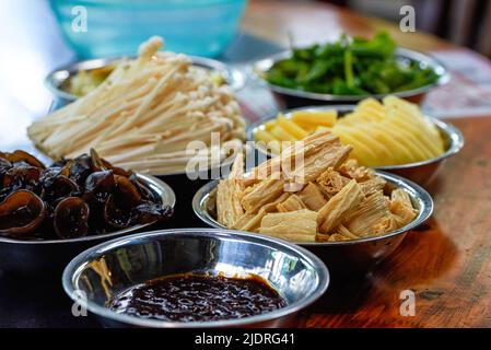 Verschiedene vegetarische Gerichte in der Küche Stockfoto