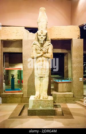 Die etwa 8 m hohe Statue von ramses II. Stand mit anderen vor Säulen in der überdachten Kolonnade des Garf Hussein-Tempels. Stockfoto