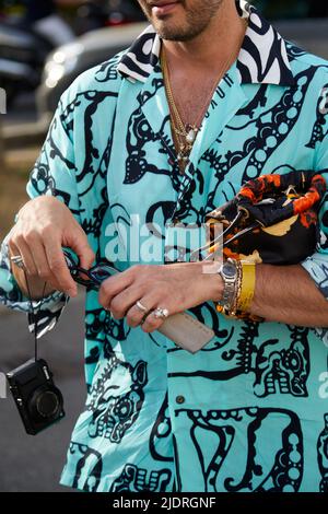 MAILAND, ITALIEN - 17. JUNI 2022: Mann mit türkisfarbenem und schwarzem Boho-Hemd und Rolex-Uhr vor der Modenschau Dsquared2 im Street-Style der Milan Fashion Week Stockfoto