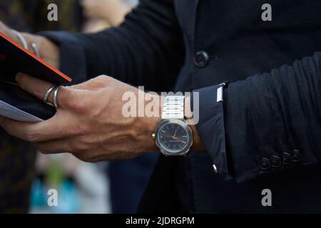 MAILAND, ITALIEN - 17. JUNI 2022: Mann mit Bulgari-Uhr und schwarzer Jacke vor Dsquared2 Modenschau, Mailand Fashion Week Street Style Stockfoto