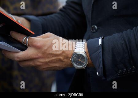 MAILAND, ITALIEN - 17. JUNI 2022: Mann mit Bulgari-Uhr und schwarzer Jacke vor Dsquared2 Modenschau, Mailand Fashion Week Street Style Stockfoto