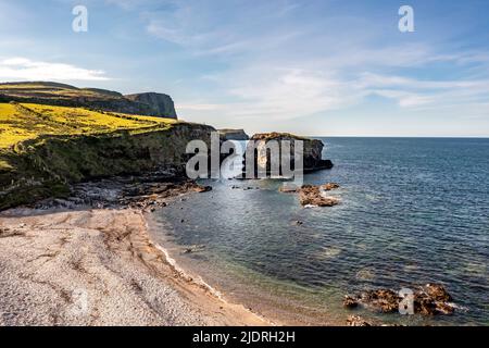 Luftaufnahme des Great Pollet Sea Arch, Fanad Peninsula, County Donegal, Irland. Stockfoto