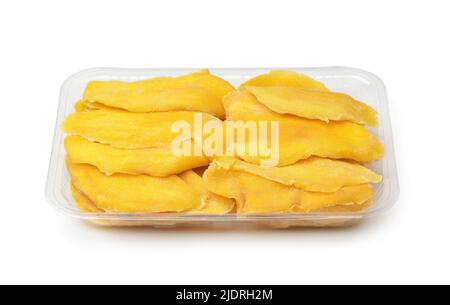 Vorderansicht von getrockneten Mangoscheiben in Einweg-Kunststoffverpackungstablett isoliert auf weiß Stockfoto