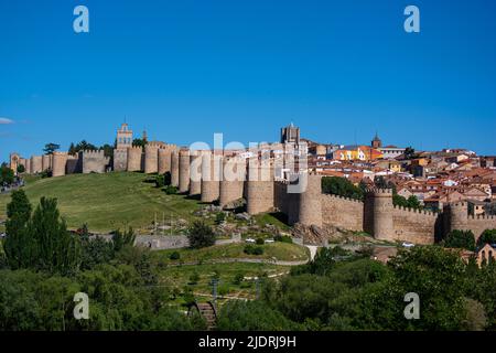 Ávila Stadtmauer, Spanien. Nordmauer und Altstadt. Stammt aus dem Jahr 1090, wurde aber größtenteils im 12.. Jahrhundert wieder aufgebaut. Blick vom Hotel Cuartro Postes. Stockfoto