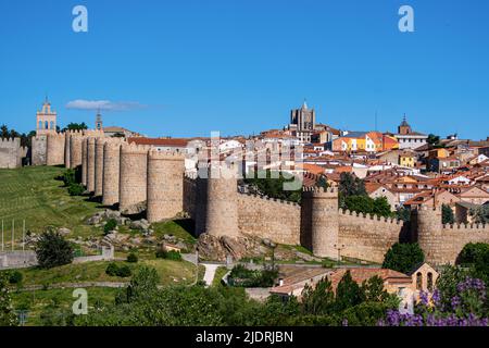 Ávila Stadtmauer, Spanien. Nordmauer und Altstadt. Stammt aus dem Jahr 1090, wurde aber größtenteils im 12.. Jahrhundert wieder aufgebaut. Blick von Cuatro Postes. Stockfoto