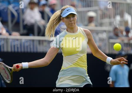 Katie Boulter (GB) spielt auf dem Center Court im Rothsay International, Devonshire Park, Eastbourne, 21.. Juni 2022 Stockfoto