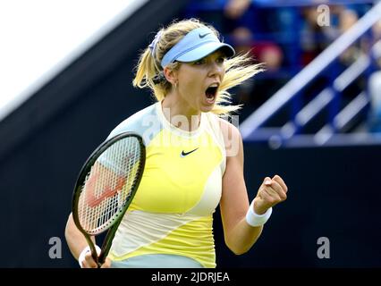 Katie Boulter (GB) spielt auf dem Center Court im Rothsay International, Devonshire Park, Eastbourne, 21.. Juni 2022 Stockfoto