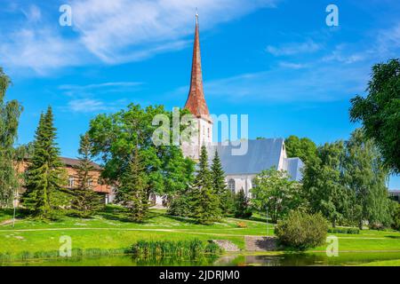 St. Trinity Church Gebäude und grüner Park in Rakvere. Estland, baltische Staaten Stockfoto