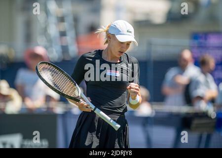 EASTBOURNE, ENGLAND - 22. JUNI: Die Schweizerin Jil Teichmann spielt am 22. Juni 2022 in Eastbourne, England, während des Spiels der Frauen-Singles-Runde 32 gegen Harriet Dart aus GB. (Foto von Sebastian Frej) Kredit: Sebo47/Alamy Live News Stockfoto