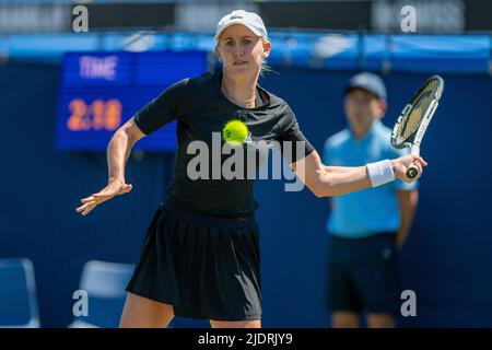 EASTBOURNE, ENGLAND - 22. JUNI: Die Schweizerin Jil Teichmann spielt am 22. Juni 2022 in Eastbourne, England, während des Spiels der Frauen-Singles-Runde 32 gegen Harriet Dart aus GB. (Foto von Sebastian Frej) Kredit: Sebo47/Alamy Live News Stockfoto