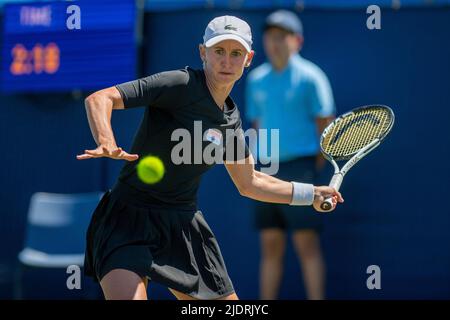 EASTBOURNE, ENGLAND - 22. JUNI: Die Schweizerin Jil Teichmann spielt am 22. Juni 2022 in Eastbourne, England, während des Spiels der Frauen-Singles-Runde 32 gegen Harriet Dart aus GB. (Foto von Sebastian Frej) Kredit: Sebo47/Alamy Live News Stockfoto