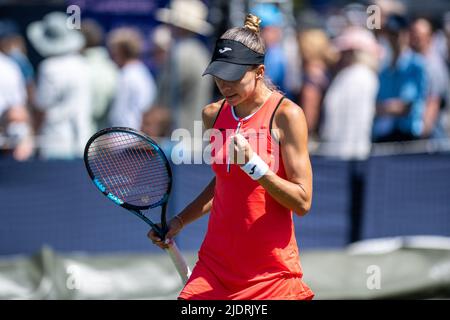 EASTBOURNE, ENGLAND - 22. JUNI: Magda Linette aus Polen feiert einen Punkt gegen Legia Tsurenko aus der Ukraine während ihres Spiels der Frauen-Singles-Runde 16 am Tag fünf von Rothesay International Eastbourne im Devonshire Park am 22. Juni 2022 in Eastbourne, England. (Foto von Sebastian Frej Kredit: Sebo47/Alamy Live News Stockfoto