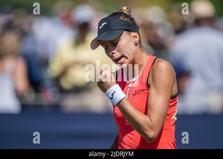 EASTBOURNE, ENGLAND - 22. JUNI: Magda Linette aus Polen feiert einen Punkt gegen Legia Tsurenko aus der Ukraine während ihres Spiels der Frauen-Singles-Runde 16 am Tag fünf von Rothesay International Eastbourne im Devonshire Park am 22. Juni 2022 in Eastbourne, England. (Foto von Sebastian Frej Kredit: Sebo47/Alamy Live News Stockfoto