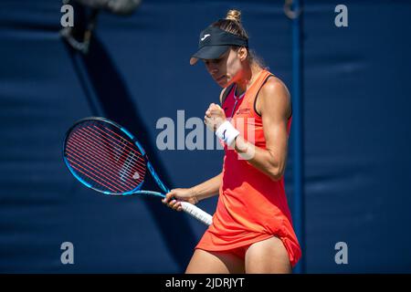 EASTBOURNE, ENGLAND - 22. JUNI: Magda Linette aus Polen feiert einen Punkt gegen Legia Tsurenko aus der Ukraine während ihres Spiels der Frauen-Singles-Runde 16 am Tag fünf von Rothesay International Eastbourne im Devonshire Park am 22. Juni 2022 in Eastbourne, England. (Foto von Sebastian Frej Kredit: Sebo47/Alamy Live News Stockfoto