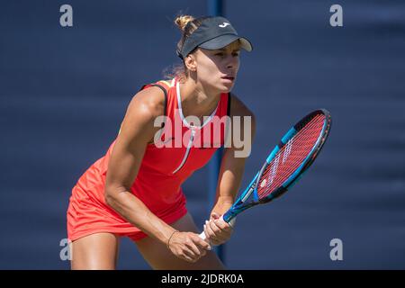 EASTBOURNE, ENGLAND - 22. JUNI: Magda Linette aus Polen spielt gegen Legia Tsurenko aus der Ukraine während ihres Spiels der Frauen-Singles-Runde 16 am Tag fünf von Rothesay International Eastbourne im Devonshire Park am 22. Juni 2022 in Eastbourne, England. (Foto von Sebastian Frej Kredit: Sebo47/Alamy Live News Stockfoto