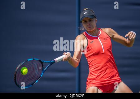 EASTBOURNE, ENGLAND - 22. JUNI: Magda Linette aus Polen spielt gegen Legia Tsurenko aus der Ukraine während ihres Spiels der Frauen-Singles-Runde 16 am Tag fünf von Rothesay International Eastbourne im Devonshire Park am 22. Juni 2022 in Eastbourne, England. (Foto von Sebastian Frej Kredit: Sebo47/Alamy Live News Stockfoto