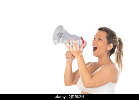 Junge Frau mit einem Megaphon und Geschrei isoliert auf weißem Hintergrund Stockfoto