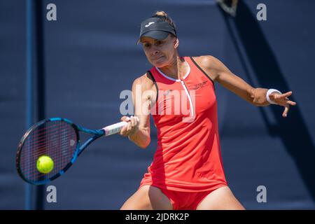 EASTBOURNE, ENGLAND - 22. JUNI: Magda Linette aus Polen spielt gegen Legia Tsurenko aus der Ukraine während ihres Spiels der Frauen-Singles-Runde 16 am Tag fünf von Rothesay International Eastbourne im Devonshire Park am 22. Juni 2022 in Eastbourne, England. (Foto von Sebastian Frej Kredit: Sebo47/Alamy Live News Stockfoto