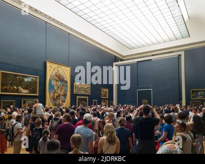 PARIS, FRANKREICH - 20. JUNI: Touristen, die am 20. 2022. Juni in Paris, Frankreich, das berühmte Bild von La Gioconda im Louvre fotografieren. Stockfoto