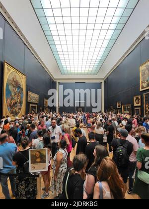 PARIS, FRANKREICH - 20. JUNI: Touristen, die am 20. 2022. Juni in Paris, Frankreich, das berühmte Bild von La Gioconda im Louvre fotografieren. Stockfoto