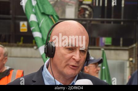 London, Großbritannien. 23.. Juni 2022. Mick Lynch, Gewerkschaftssekretär der RMT, gibt am zweiten Tag des landesweiten Eisenbahnstreiks ein Interview vor dem Bahnhof Euston. Kredit: Vuk Valcic/Alamy Live Nachrichten Stockfoto