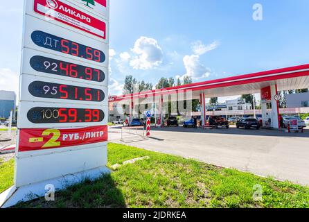 Samara, Russland - 18. Juni 2022: Hinweisschild, zeigt den Kraftstoffpreis auf der Lukoil-Tankstelle an. Lukoil ist einer der größten russischen Ölkonzerns Stockfoto