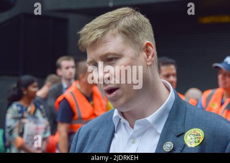 London, Großbritannien. 23.. Juni 2022. Eddie Dempsey, Senior Assistant General Secretary der Gewerkschaft RMT, gibt am zweiten Tag des landesweiten Eisenbahnstreiks vor dem Bahnhof Euston ein Interview. Kredit: Vuk Valcic/Alamy Live Nachrichten Stockfoto