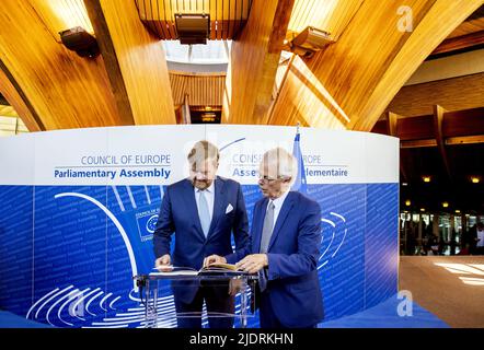 Straßburg, Frankreich. 23.. Juni 2022. 2022-06-23 10:31:49 STRASSBURG - König Willem-Alexander im Gespräch mit Tiny Kox, Präsident der Parlamentarischen Versammlung des CoE während eines Arbeitsbesuchs beim Europarat. Unter anderem hält der König eine Rede vor der Parlamentarischen Versammlung. ANP KOEN VAN WEEL netherlands Out - belgium Out Credit: ANP/Alamy Live News Credit: ANP/Alamy Live News Stockfoto