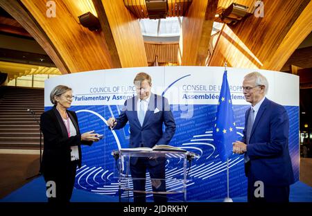 Straßburg, Frankreich. 23.. Juni 2022. 2022-06-23 10:31:30 STRASSBURG - König Willem-Alexander im Gespräch mit Tiny Kox, Präsident der Parlamentarischen Versammlung des CoE während eines Arbeitsbesuchs beim Europarat. Unter anderem hält der König eine Rede vor der Parlamentarischen Versammlung. ANP KOEN VAN WEEL netherlands Out - belgium Out Credit: ANP/Alamy Live News Credit: ANP/Alamy Live News Stockfoto
