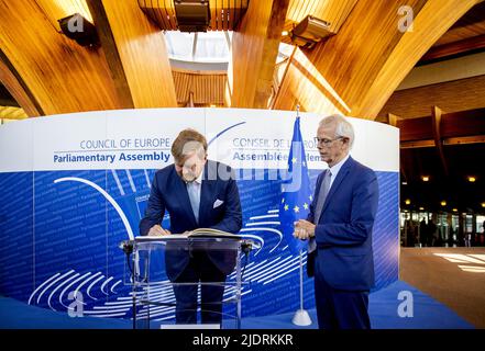 Straßburg, Frankreich. 23.. Juni 2022. 2022-06-23 10:31:36 STRASSBURG - König Willem-Alexander im Gespräch mit Tiny Kox, Präsident der Parlamentarischen Versammlung des CoE während eines Arbeitsbesuchs beim Europarat. Unter anderem hält der König eine Rede vor der Parlamentarischen Versammlung. ANP KOEN VAN WEEL netherlands Out - belgium Out Credit: ANP/Alamy Live News Credit: ANP/Alamy Live News Stockfoto