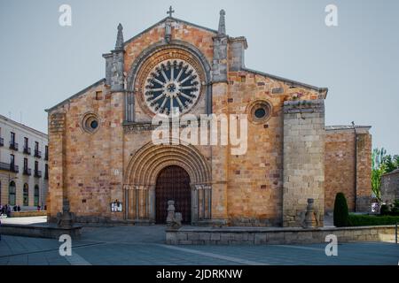 Ávila, Spanien. Die Iglesia de San Pedro Apóstol aus dem 12.. - 13.. Jahrhundert, eine romanische Pfarrkirche an der Plaza de Santa Teresa. Stockfoto