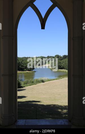 Blick vom gotischen Tempel, Painshill Park, Cobham, Surrey, England, Großbritannien, Großbritannien, Europa Stockfoto