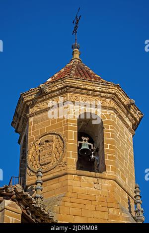 Úbeda, Jaén, Spanien. Glockenturm der Iglesia de San Pablo auf der Plaza de Mayo. Eine spätgotische Kirche, die zwischen 13. und 16. Jahrhunderten erbaut wurde. Stockfoto