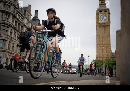 London, Großbritannien. 23.. Juni 2022. Am zweiten Tag der nationalen Eisenbahnstreiks passieren Radfahrer den Parliament Square in Westminster. Die Bahnstrecken in ganz Großbritannien sind drei Tage lang geschlossen, da am 21., 23. Und 25. Juni Tausende von Eisenbahnarbeitern wegen eines Lohnstreits auslaufen. Bildnachweis: Ben Cawthra/Sipa USA **KEINE Verkäufe in Großbritannien** Bildnachweis: SIPA USA/Alamy Live News Stockfoto