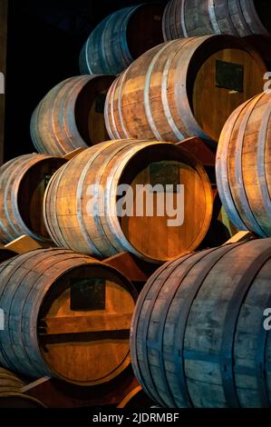Alte und moderne Ausrüstung für die Destillation von stark alkoholischen Apfelgetränk Calvados in der Normandie, Region Calvados, Frankreich, Verkostung Tour Stockfoto