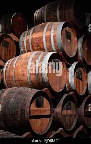 Alte und moderne Ausrüstung für die Destillation von stark alkoholischen Apfelgetränk Calvados in der Normandie, Region Calvados, Frankreich, Verkostung Tour Stockfoto