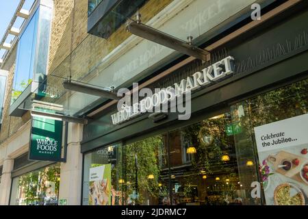 London - Mai 2022: Whole Foods Market Niederlassung in Richmond. Ein amerikanischer multinationaler Supermarkt Stockfoto