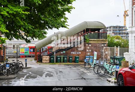 Brighton UK 23. June 2022 - der Bahnhof von Hove ist heute Morgen ruhig, da der zweite Streik der RMT in ganz Großbritannien stattfindet : Credit Simon Dack / Alamy Live News Stockfoto