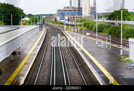 Brighton UK 23. June 2022 - der Bahnhof von Hove ist heute Morgen ruhig, da der zweite Streik der RMT in ganz Großbritannien stattfindet : Credit Simon Dack / Alamy Live News Stockfoto