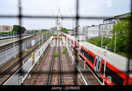 Brighton UK 23. June 2022 - der Bahnhof von Hove ist heute Morgen ruhig, da der zweite Streik der RMT in ganz Großbritannien stattfindet : Credit Simon Dack / Alamy Live News Stockfoto