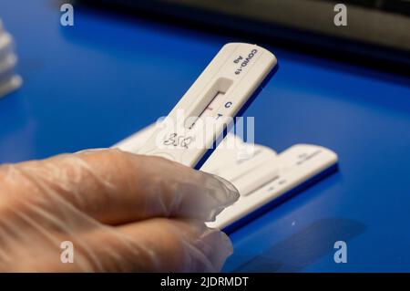 München, Deutschland. 23.. Juni 2022. Ein Mitarbeiter einer Apotheke in der Innenstadt führt einen Corona-Schnelltest durch. Kredit: Peter Kneffel/dpa/Alamy Live Nachrichten Stockfoto