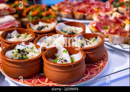 Typische Snacks aus dem Baskenland und Navarra, Pinchos oder Pinxtos in der Bar, San Sebastian, Spanien, aus nächster Nähe Stockfoto