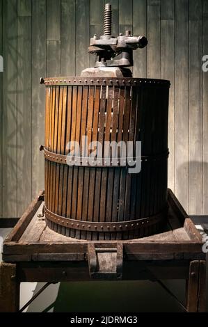 Alte und moderne Ausrüstung für die Destillation von stark alkoholischen Apfelgetränk Calvados in der Normandie, Region Calvados, Frankreich, Verkostung Tour Stockfoto