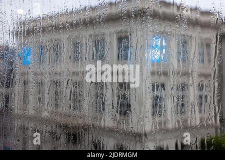 Blick auf das Magritte Museum durch ein Fenster, das von Regen durchtröpfeln kann. Brüssel. Stockfoto