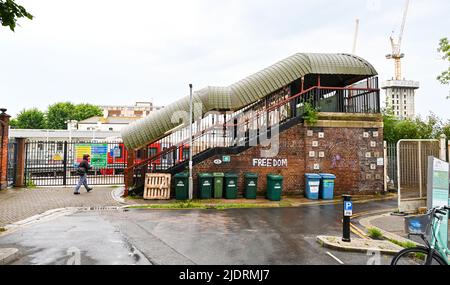 Brighton UK 23. June 2022 - der Bahnhof von Hove ist heute Morgen ruhig, da der zweite Streik der RMT in ganz Großbritannien stattfindet : Credit Simon Dack / Alamy Live News Stockfoto