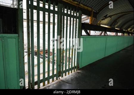 Brighton UK 23. June 2022 - der Bahnhof von Hove ist heute Morgen ruhig, da der zweite Streik der RMT in ganz Großbritannien stattfindet : Credit Simon Dack / Alamy Live News Stockfoto