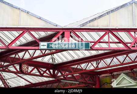 Brighton UK 23. June 2022 - der Bahnhof von Hove ist heute Morgen ruhig, da der zweite Streik der RMT in ganz Großbritannien stattfindet : Credit Simon Dack / Alamy Live News Stockfoto