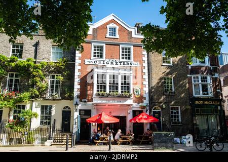 London - Mai 2022: The Cricketers Pub von Richmond Green im Südwesten Londons Stockfoto